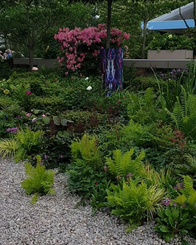 RHS Chelsea Flower Show.

This show garden received all sorts of commentary from the most unexpected terribly proper ladies around me....
We laughed so much.
You have to keep watching to the end.
Ha ha! .
.
.
.
.