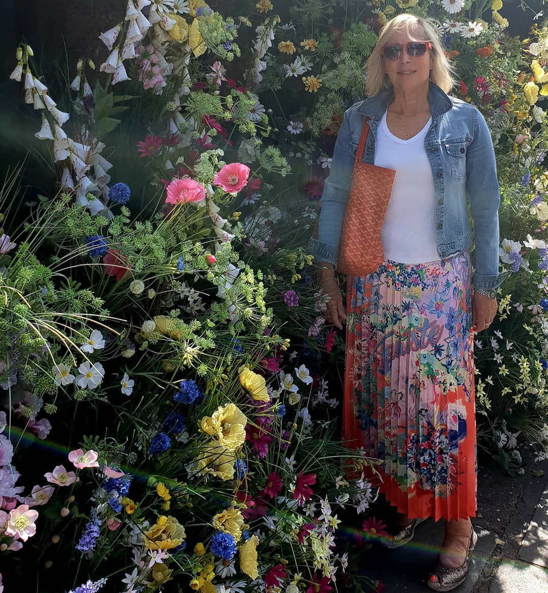When you want to blend into the scenery.....
.
What you wear should bring you joy and make you feel good.
Wearing colour does for me..
.
Wearing skirt from @hm
Tshirt from @marksandspencer
Denim jacket vintage
Gold sequin shoes @tkmaxxuk 
Bag @goyardofficial
Sunglasses @tkmaxxuk Maxx.
.
@ivychelsgarden
.
.
.
.
.