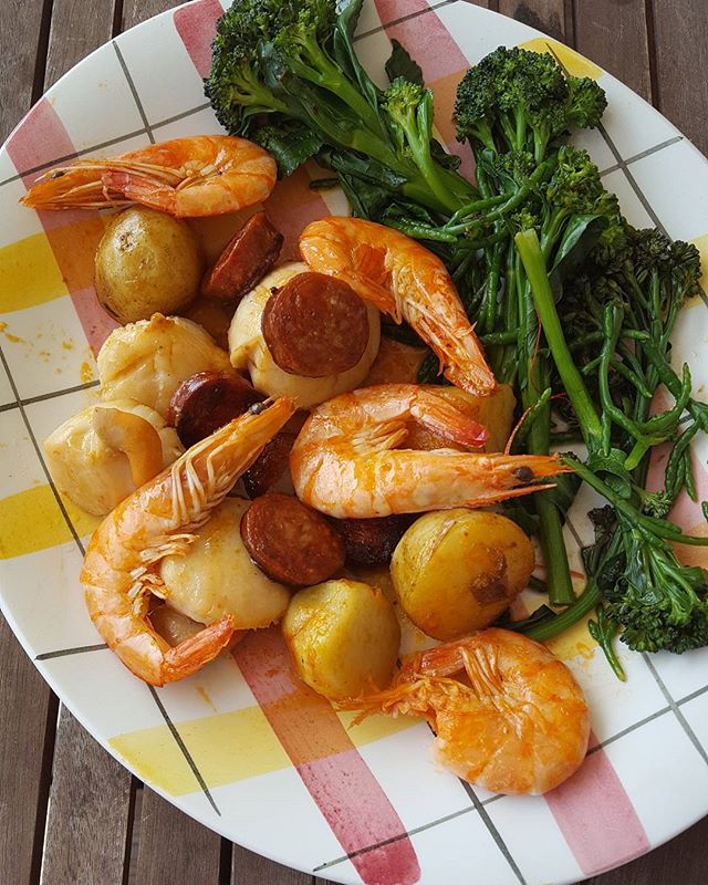 Quick healthy scallops, chorizo and prawns recipe.

Pan fry scallops in a very hot pan with butter, olive oil or coconut oil. Sear or brown them very quickly so they don't become rubbery.
In a separate frying pan heat the chorizo and already cooked new potatoes until browned.
Lightly boil tenderstem broccoli and add the samphire at the last minute.
So quick and easy and yummy.