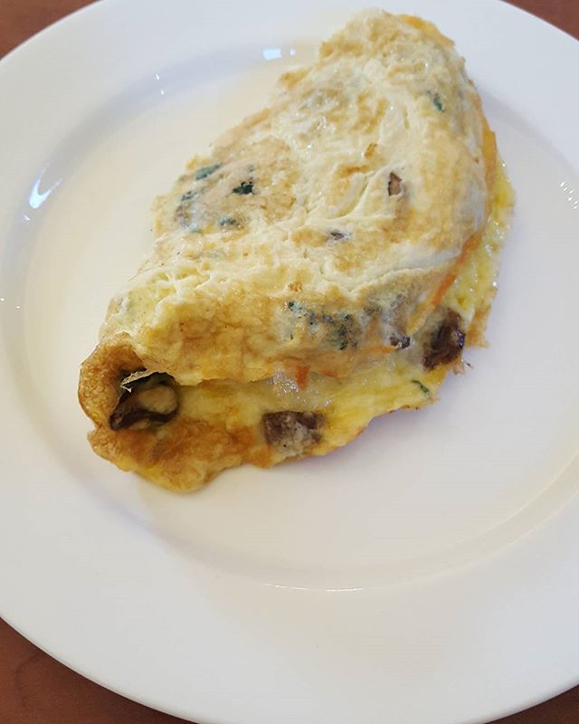 A breakfast omelette16 hours after my bowl of bone broth supper.

After an intense Monday morning barrecore class @slicefitness a cheese, mushroom and spinach omelette to break the 16 hour fast.
Protein and complex carbs for optimum nutrition.