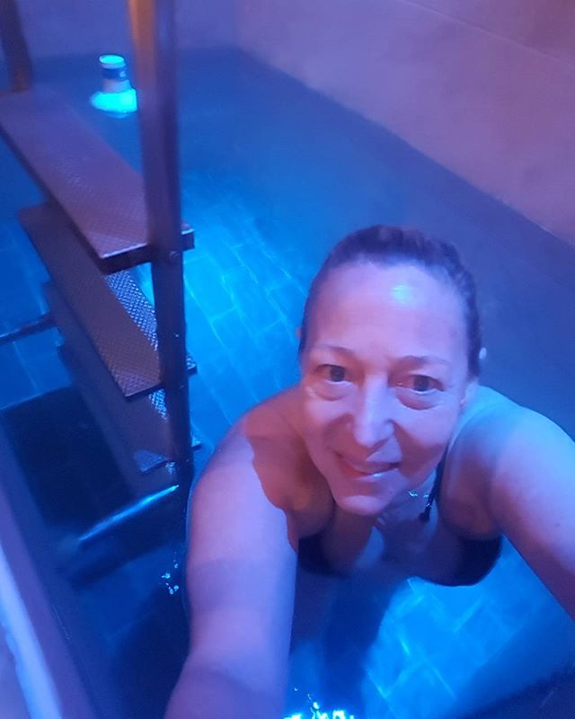 Sharing my brave descent with you  Into the icy cold plunge pool.
 Ha ha! 
Brave or stupid?

Good for circulation. Immune system. Injuries
If Andy Murray can do it so can I....