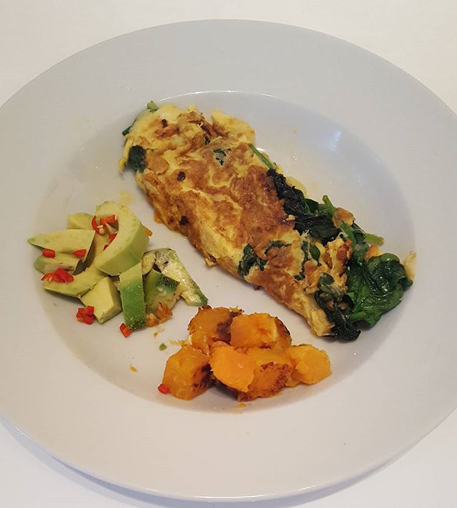 Breakfast yesterday was at midday 16 hours after bone broth supper.

An organic 2 egg omelette cooked in organic butter with spinach, unpasteurised gruyere cheese and squash/sweet potatoes and avocado with chilli.  Low carb and protein.