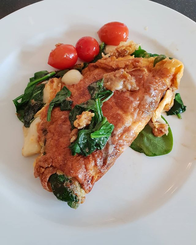 A quick healthy cheesy omelette brunch 
Complex healthy carbs (spinach), good fats (unpasteurised butter and unpasteurised gruyere cheese) to feel fuller longer, and organic eggs (protein) and tomatoes