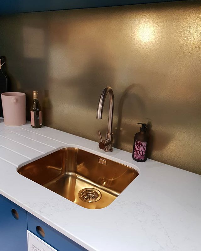 Do we like an on trend copper coloured kitchen sink? Or do we prefer copper simply as accessories?
Love the tarnished copper backsplash though.
What do you think?

@ideal_home_show @idealhomeuk
