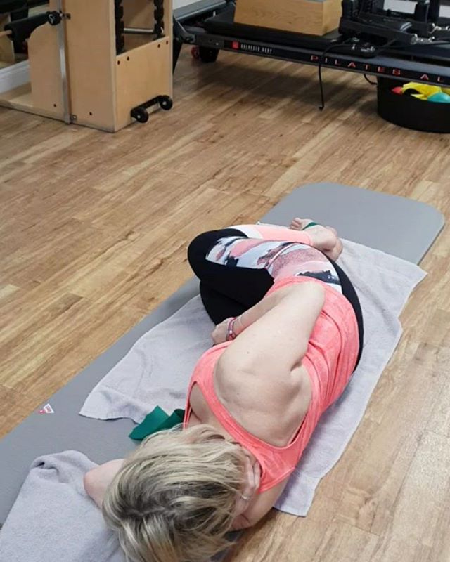 Back to pilates rehab exercises.

Strengthening the core, glutes and hamstrings.
With thanks to  @bh_beyondhealth 
With even the simplest exercise it's important for the body to be correctly aligned  for the exercise to be targeting the muscles properly.