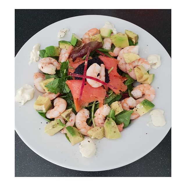 Simple quick healthy lunch.

Prawns, avocado, smoked salmon, fake caviar, mixed leaf salad with grated beetroot and a few blobs of mayonnaise or creme fraiche.
Simple healthy with protein carbs and Omega 3.
.
.
.
.
.