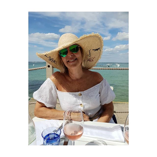 Lunch at The Hut Colwell Bay- my favourite Island restaurant.

Large sun-hats a requirement this Summer when lunching al fresco.

Sundress River Island.
Sunglasses TKMaxx
Sunhat Oliver Bonas 
Rose wine Pinot Grigio Blush .
.
.
.
.
.