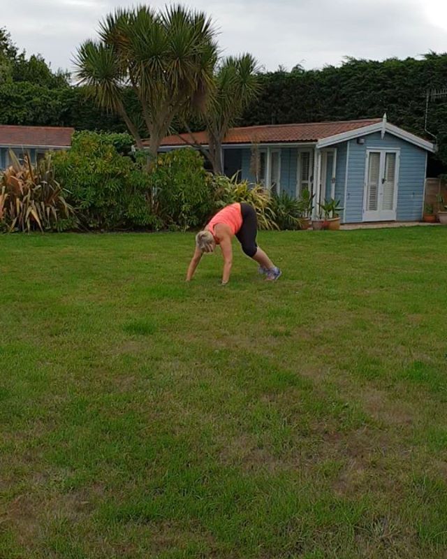 Not very good at this 'bear crawl' fitness exercise. 
At least I tried my best! 
What a meany trainer! @sportsperformance86 ha! ha!

This was at the end of 20 mins HIIT boxing workout and then doing these bear crawls up and down the garden 4 x over. 
So maybe that could be why I look so rubbish at this?
.
.
.
.
.