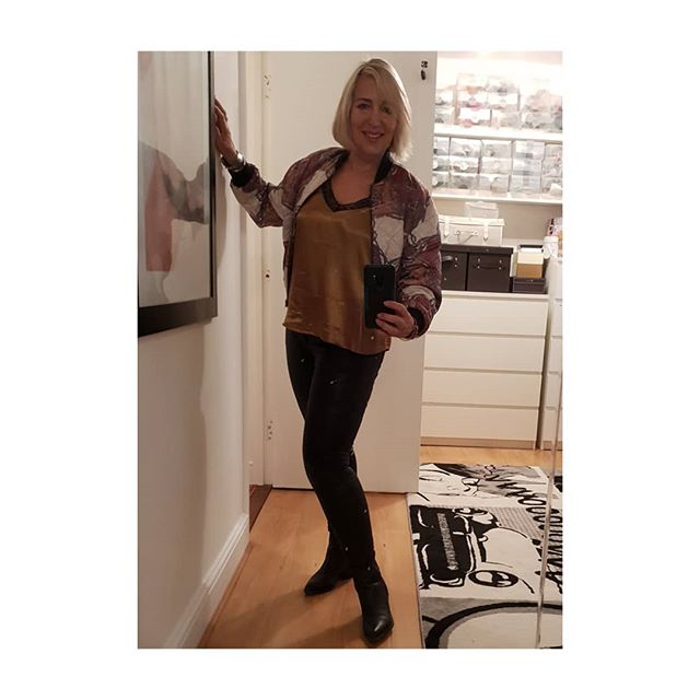 Night out wearing 80's vintage silk Versace-esque jacket teamed with current season Zara gold silk & lace camisole, black pleather jeans, and New Look cowboy boots.
.
Ready to par-teeee! 
Thank you to @bellacampbell1 for inviting me too. Love you 
.
.
.
.