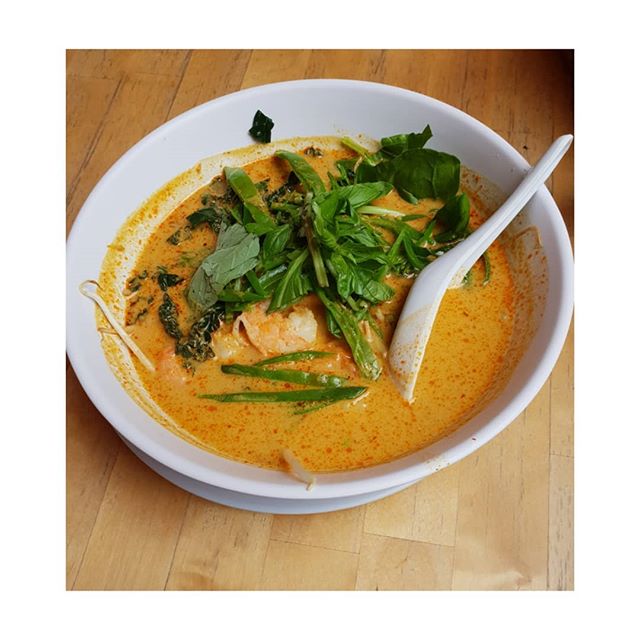 When you're feeling chilly, this spicy Thai prawn laksa does a great job of warming from inside out.
.
.
.
A coconut milk soup with Thai spices, chilli and lemongrass with rice noodles, giant prawns,basil, beans, beanshoots, broccoli, greens
Healthy, low carb and protein.
Filling and yummy.
.
.
.
.

#@phat_phuc_noodle_bar