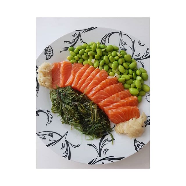 Super healthy low carb and protein lunch.
.
.
Salmon sashimi= protein + Omega 3 fish oils.
Pickled fermented ginger = Ginger is anti-inflammatory. Also fermented ginger is a probiotic in the same way as sauerkraut for good gut health .
Edamame beans = healthy fibre, antioxidants and Vit K.
Seaweed ( wakame) salad = magnesium , iodine, calcium, iron, vits A, C, E, K, B2, folate.
.
.
.
.
.