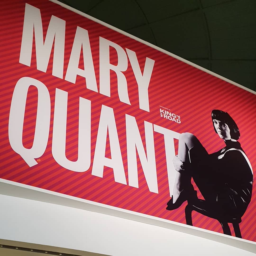The Mary Quant retrospective at the V&A museum. 
The first of 2 posts of 10 video clips and photos.
Such an iconic designer that not only created fashion history in the 1960's but changed how girls dressed-no longer like their mothers.
Fashion was suddenly fun.
Quant personified swinging London and the Kings Road Chelsea .
.
.
.

#@kingsroad.london @V_and_A @vamuseum @martinsproperties