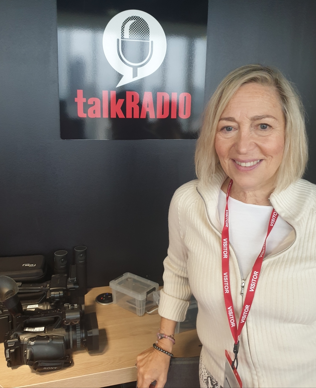 Forgot to post from 2 Saturdays ago.
Love doing radio and was with @stephanddom on @talkradiouk talking about all things to do with
Self-esteem, body-image, confidence, self-confidence, positivity, social media, mental health, whats real and whats not, filters, teens and online bullying , anxiety and more.
You can still listen to the programme on my blog
Www.styleyourlifeblog.co.uk
And
- a shout out to Steph @stephanddom hope all well with you 
.
.
.
.
.
.