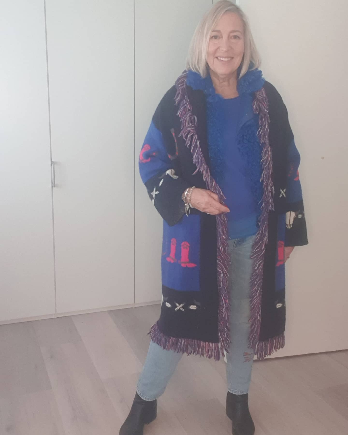 The art of layering to keep warm and still stylish for outdoors dining.
Everything from my own wardrobe from past seasons...
Wearing:
H&M long sleeve t-shirt
M&S cashmere sweater
JOSEPH furry gilet
ZARA cardigan
ZARA jeans
RiVER  ISLAND boots 
.
.
.