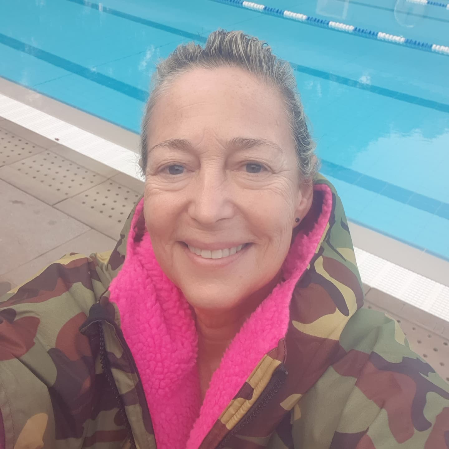 Sunday morning swim (very short and gentle today after yesterday's Pfizer booster jab - the jab site in the arm still aches and I've a slight headache but otherwise feeling good) 
Wearing my early birthday present to self - I've wanted one since last Winter when I was swimming in the sea - my new khaki/pink @dryrobe 
The training fins, hand paddles and kick float are what I use to train daily as swimming and static bicycle are the only exercise regimes I am now allowed to do. 
.
.
.